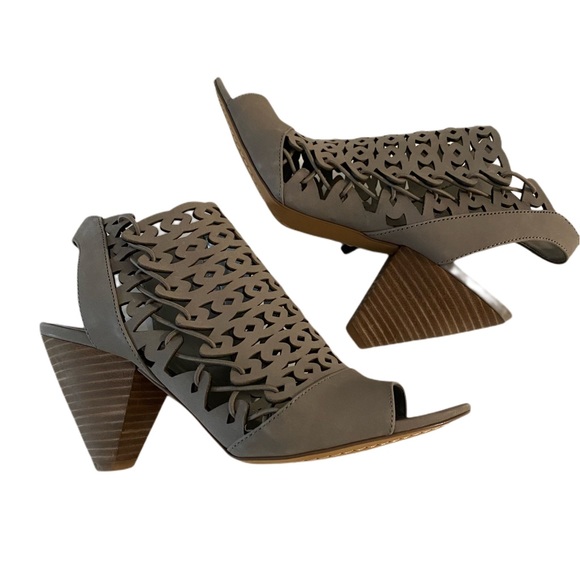 Vince Camuto Shoes - Vince Camuto EMBERLA Caged Sandal Sz 9